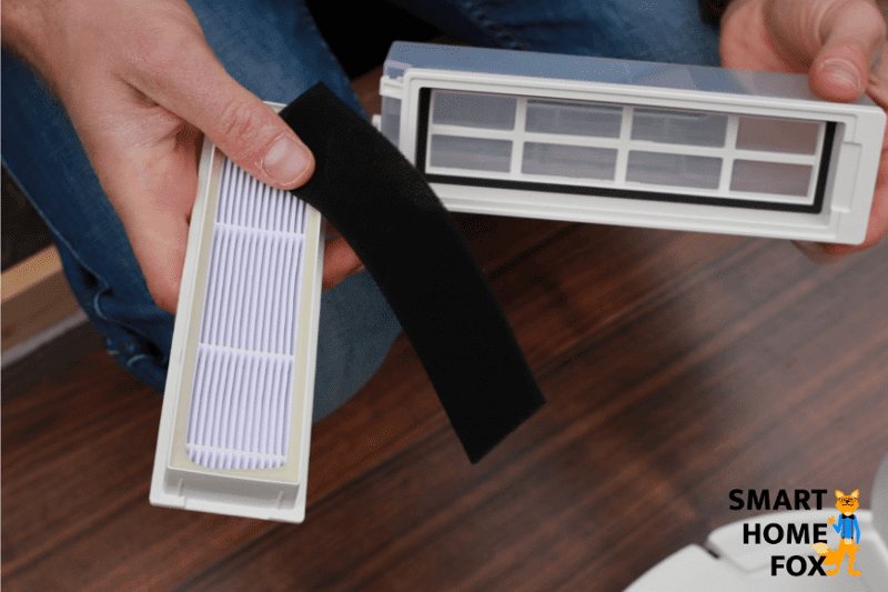 HEPA Filter und die 2 Vorfilter des Ecovacs Deebot T9 werden in den Händen gehalten